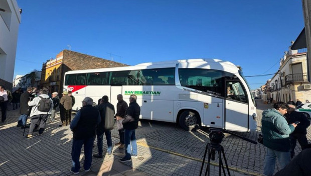 ep autobus fletado para trasladar a familiares de afectados desde el centro de mayores de adamuz al