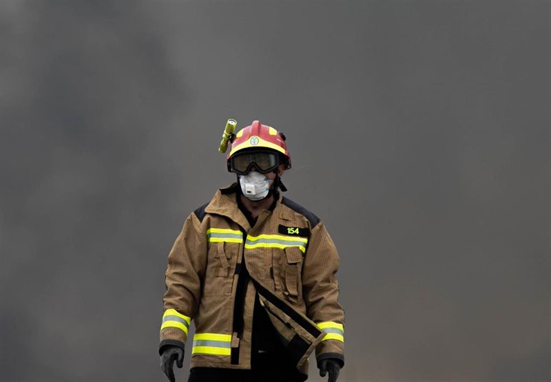 ep bomberos intervienen en un incendio de pales en el solar de una nave industrial de dos hermanas