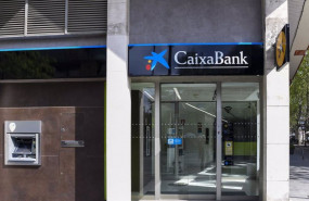 ep cambio de la rotulacion en una oficina de bankia ahora de caixabank