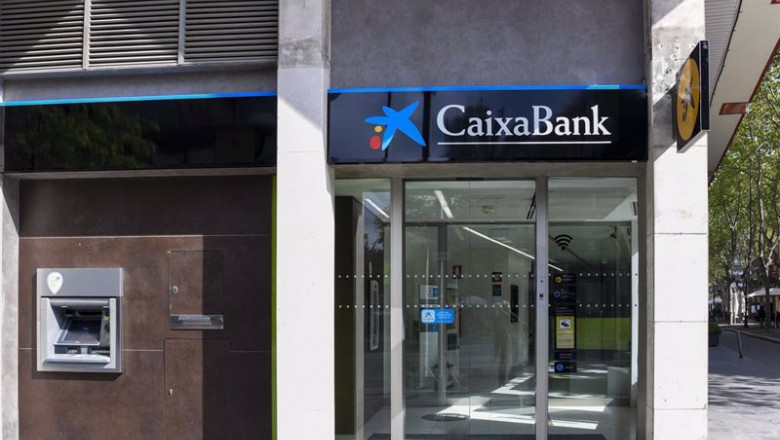 ep cambio de la rotulacion en una oficina de bankia ahora de caixabank