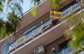 ep cartel de alquiler en un edificio de la capital en una imagen de archivo