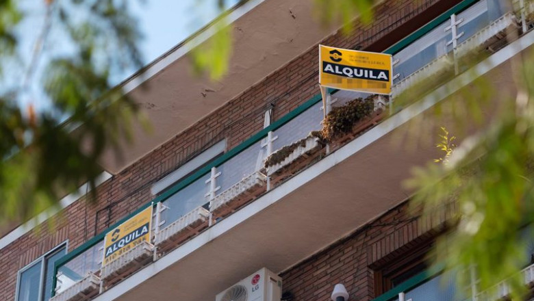 Cartel de alquiler en un edificio de la capital, en una imagen de archivo. | Alberto Ortega - Europa Press ep cartel de alquiler en un edificio de la capital en una imagen de archivo