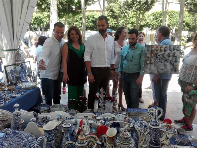 Crespo recorre los puestos de la feria de artesanía de Almería | PP ep crespo recorrepuestosla feriaartesaniaalmeria