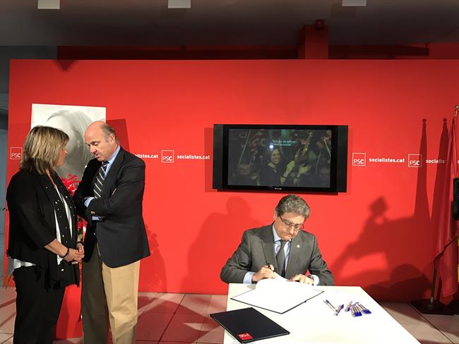 El delegado del Gobierno Enric Millo firma el libro de condolencias a Chacón | EUROPA PRESS ep delegadogobierno enric millo firmalibrocondolenciaschacon