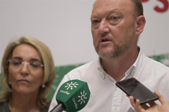 El diputado socialista Antonio Pradas atiende a los medios | PSOE-A ep diputado socialista antonio pradas atiendelos medios