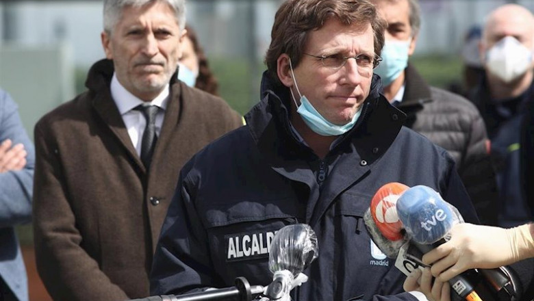 El alcalde de Madrid, José Luis Martínez-Almeida, responde a los medios en IFEMA durante el tercer día de funcionamiento y primera fase del hospital provisional desplegado -por el momento- en los pabellones 5, 7 y 9 del recinto para atender pacientes de c | Eduardo Parra - Europa Press ep el alcalde de madrid jose luis martinez-almeida responde a los medios en ifema durante el tercer