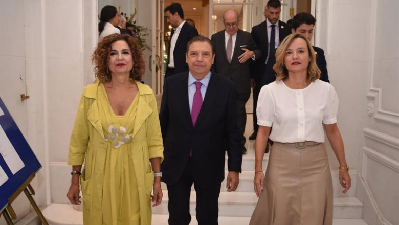 ep el ministro de agricultura luis planas la vicepresidenta del gobierno y ministra de hacienda