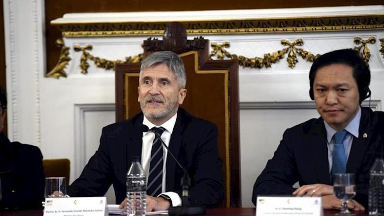 El ministro de Interior, Fernando Grande-Marlaska (i) y el director del Área de Mercados Ilícitos de Interpol, Daoming Zhang (d) intervienen en la clausura de unas jornadas sobre contaminación marítima lideradas por la Guardia Civil en la Residencia Infan | Óscar Cañas - Europa Press ep el ministro de interior fernando grande-marlaska i y el director del area de mercados ilicitos de