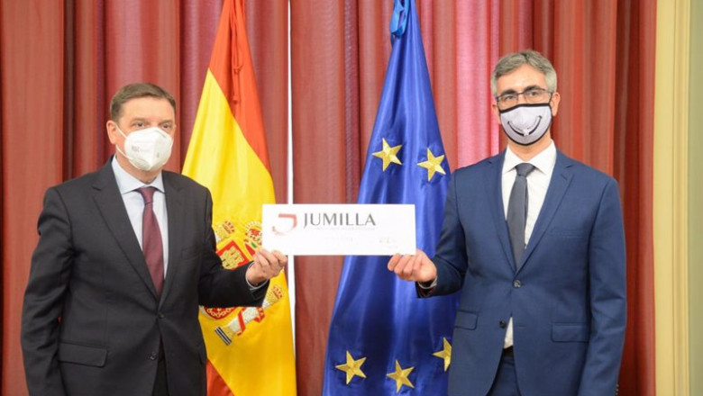 El ministro Planas, a la izquierda | MINISTERIO DE AGRICULTURA, PESCA Y ALIMENTACIÓN ep el ministro planas a la izquierda