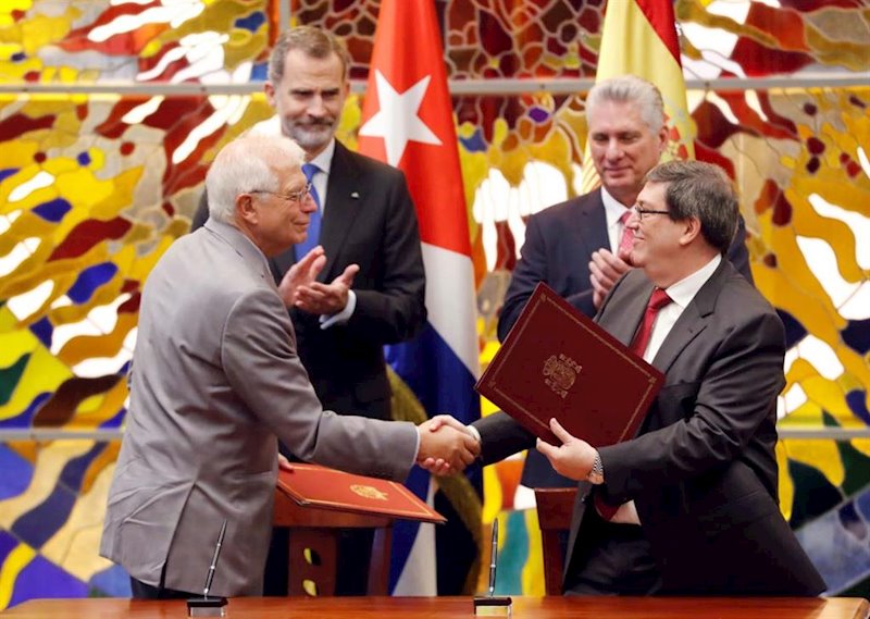 ep el rey felipe y josep borrell durante la firma de acuerdos entre espana y cuba