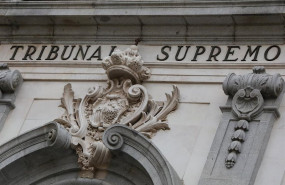 ep escudo de espana en la fachada del edificio del tribunal supremo