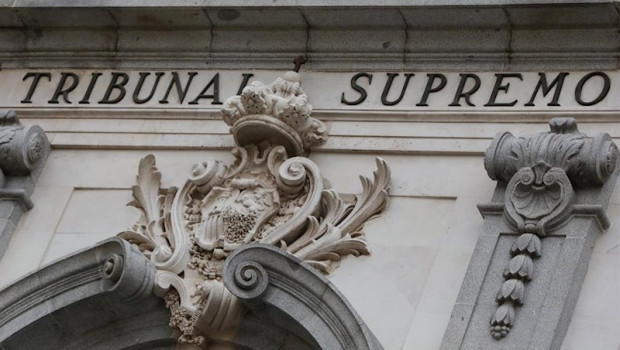 ep escudo de espana en la fachada del edificio del tribunal supremo