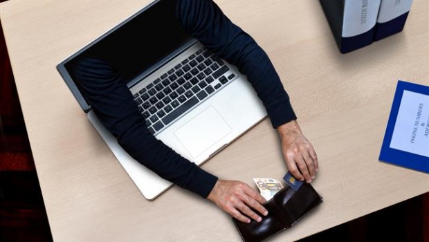 Estafas. Fraude. Online. Trajeta. Dinero. Efectivo. Billete. | THINKSTOCK - Archivo ep estafas fraude online trajeta dinero efectivo billete