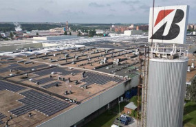 ep fotografia aerea de la fabrica de bridgestone en burgos con la cubierta llena de paneles