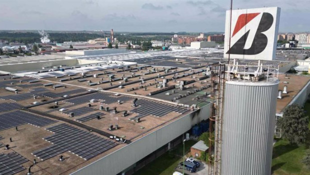 ep fotografia aerea de la fabrica de bridgestone en burgos con la cubierta llena de paneles