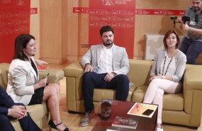 ep i-d la vicesecretaria generalpsoeportavozpartidocongreso adriana lastra portavozerccongreso gabriel rufian ydiputadaesquerra republica per catalunya carolina telechea durantereunion