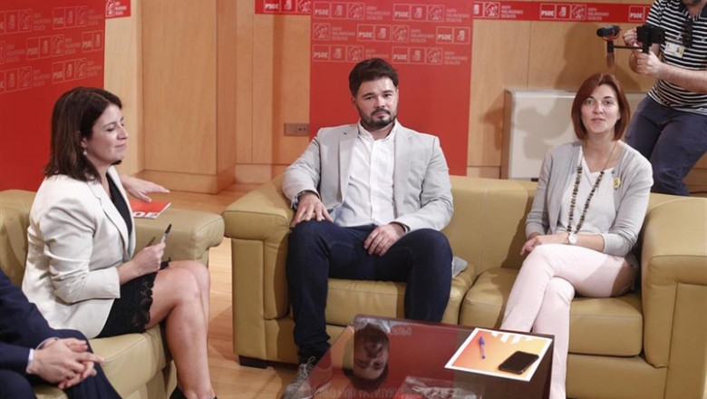 (I-D) La vicesecretaria general del PSOE y portavoz del partido en el Congreso, Adriana Lastra; el portavoz de ERC en el Congreso, Gabriel Rufián; y a diputada de Esquerra Republica per Catalunya, Carolina Telechea, durante su reunión. | Eduardo Parra - Europa Press ep i-d la vicesecretaria generalpsoeportavozpartidocongreso adriana lastra portavozerccongreso gabriel rufian ydiputadaesquerra republica per catalunya carolina telechea durantereunion
