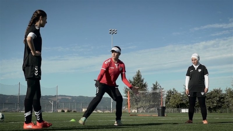 ep kelly lindsey da instrucciones a las jugadoras de la seleccion femenina de futbol de afganistan