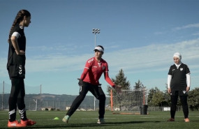 ep kelly lindsey da instrucciones a las jugadoras de la seleccion femenina de futbol de afganistan