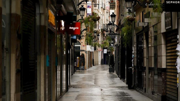 ep la calle traperia vacia durante el estado de alarma en murcia espana a 22 de marzo de 2020