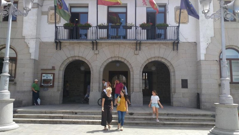 La presidenta de PACMA, Silvia Barquero,(izquierda) y la portavoz Laura Duarte, salen de su reunión con el alcalde de El Espinar, Javier Figueredo. | EUROPA PRESS ep la presidentapacma silvia barqueroizquierda yportavoz laura duarte salensu reunionalcaldeespinar javier figueredo