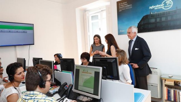 ep la reina letizia visita infocancer servicio gratuitola aecc