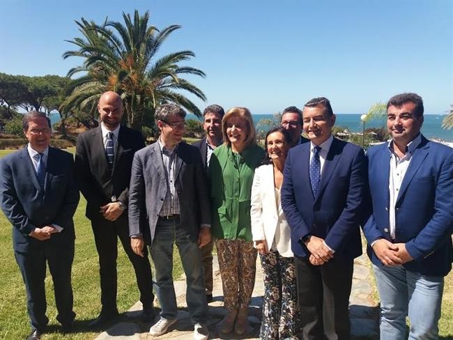 Los ministros Álvaro Nadal y Fátima Báñez en el Parador de Mazagón. | EUROPA PRESS ep los ministros alvaro nadalfatima banezparadormazagon
