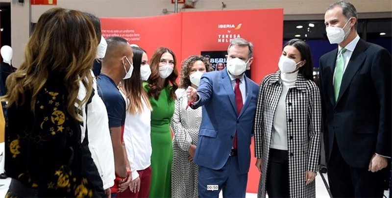 ep los reyes visitan el stand de iberia en fitur 2022