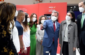 ep los reyes visitan el stand de iberia en fitur 2022