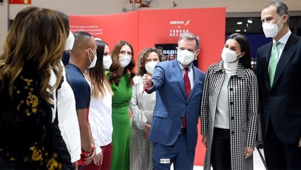 ep los reyes visitan el stand de iberia en fitur 2022