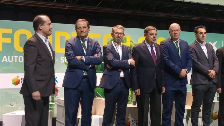 ep ministro luis planas y viceconsejero bittor oroz en la inauguracion en bec de barakaldo del ep ministro luis planas y viceconsejero bittor oroz en la inauguracion en bec de barakaldo del