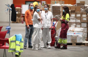 ep personal sanitario conversa entre material medico en el interior del hospital de campana de ifema
