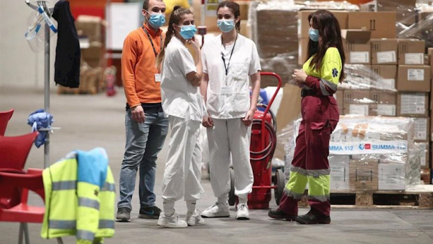ep personal sanitario conversa entre material medico en el interior del hospital de campana de ifema