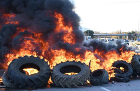 ep quema de neumaticos de los agricultores franceses que cortan la a9 en el sur de perpignan francia