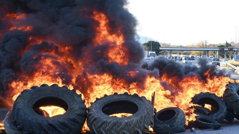 ep quema de neumaticos de los agricultores franceses que cortan la a9 en el sur de perpignan francia
