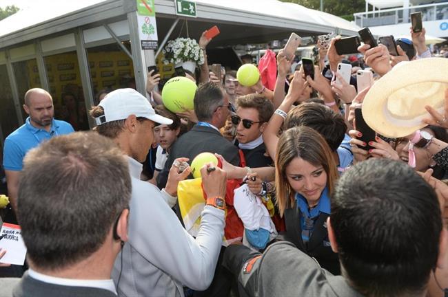Rafa Nadal firma autógrafos rodeado de aficionados en el RCT Barcelona | BARCELONA OPEN BANC SABADELL ep rafa nadal firma autografos rodeadoaficionadosrct barcelona