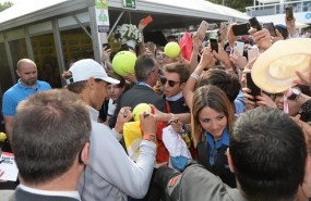 ep rafa nadal firma autografos rodeadoaficionadosrct barcelona