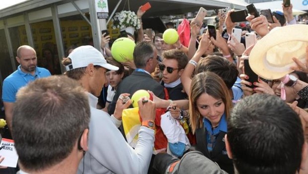 ep rafa nadal firma autografos rodeadoaficionadosrct barcelona
