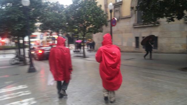 Turistas en Gijón, bajo la lluvia | Europa Press ep turistasgijon bajolluvia