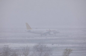 ep un avion de la compania flypgs en el aeropuerto de madrid-barajas adolfo suarez en madrid espana