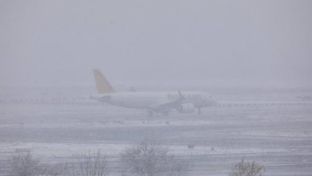 ep un avion de la compania flypgs en el aeropuerto de madrid-barajas adolfo suarez en madrid espana