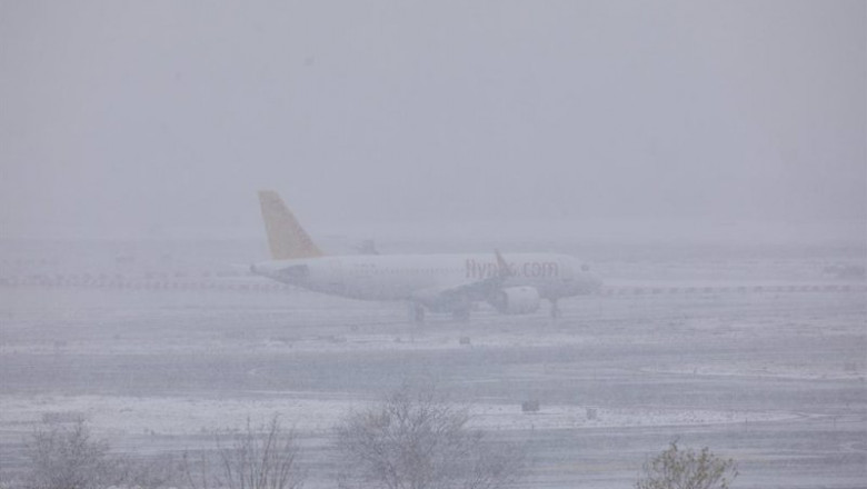 ep un avion de la compania flypgs en el aeropuerto de madrid-barajas adolfo suarez en madrid espana ep un avion de la compania flypgs en el aeropuerto de madrid-barajas adolfo suarez en madrid espana