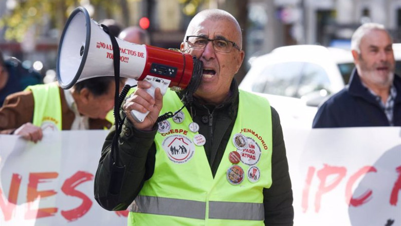 ep un hombre sostiene un megafono en una manifestacion para exigir una mejora de las pensiones y de ep un hombre sostiene un megafono en una manifestacion para exigir una mejora de las pensiones y de