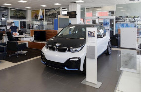 ep un vehiculo expuesto en un concesionario bmw