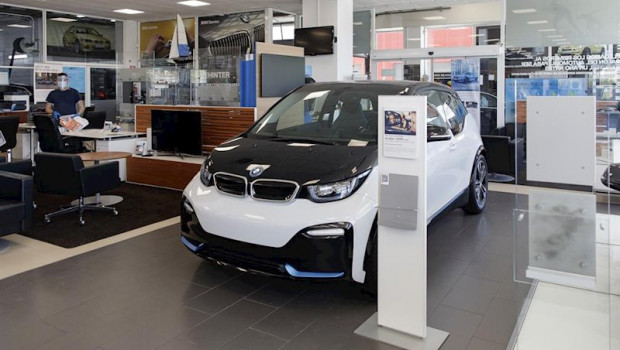 ep un vehiculo expuesto en un concesionario bmw