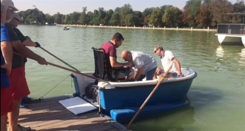 Una barce a remo del Retiro adaptada para personas en sillas de ruedas motorizadas | AYUNTAMIENTO DE MADRID ep una barce a remo del retiro adaptada para personas en sillas de ruedas motorizadas