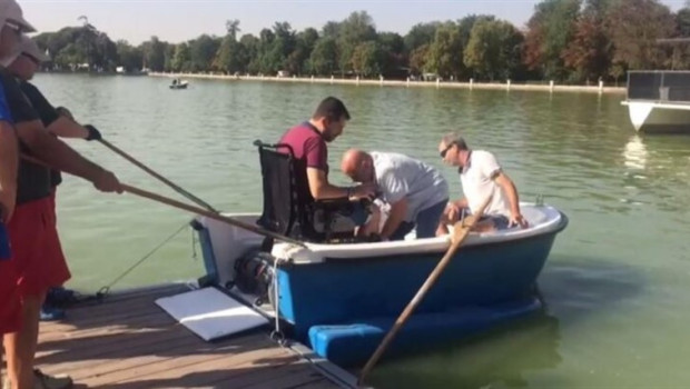 ep una barce a remo del retiro adaptada para personas en sillas de ruedas motorizadas