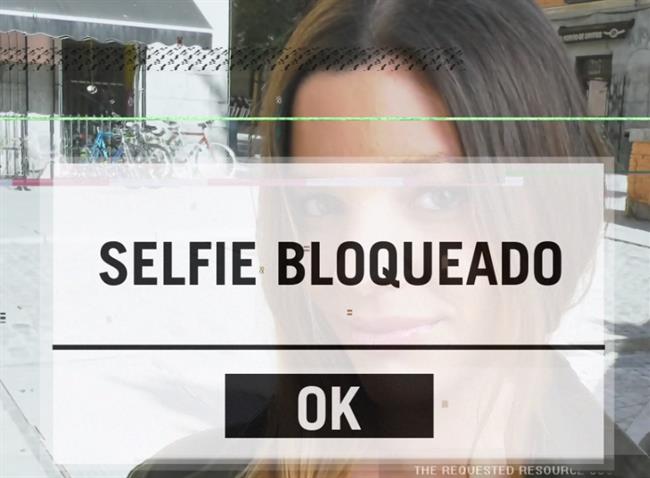 ep una mujer gitanahace un selfie paracampanasecretariado gitano