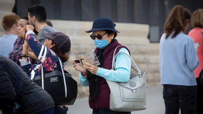 Una mujer utiliza su móvil en zonas cercanas a la Sagrada Familia protegida con mascarilla ante el avance del coronavirus en Barcelona | David Zorrakino - Europa Press ep una mujer utiliza su movil en zonas cercanas a la sagrada familia protegida con mascarilla ante