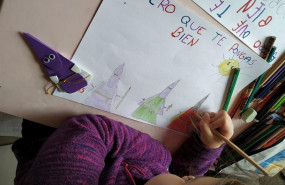 ep una nina pinta un dibujo para los menores hospitalizados en el materno infantil de malaga